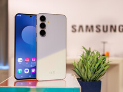 Jó teljesítmény és funkciók egyre vonzóbb áron: A Galaxy S25 FE áttekintése. (Kép forrása: Daniel Schmidt)