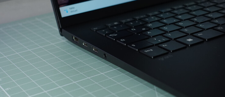 HDMI, 2 x USB-C mit Thunderbolt, DP és PD, 3,5 mm-es fejhallgató-csatlakozó