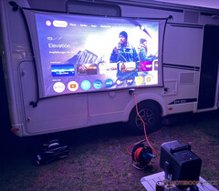 Az Anker Nebula X1 projektor kültéren is használható (Kép forrása: Marcus Schwarten / Notebookcheck)