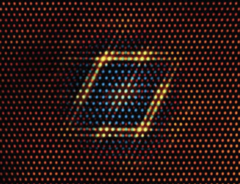 Fél százalék lítium hozzáadásával a Cu-Ta rendszerben a gömbszerű csapadék stabil kocka alakúvá alakul (képünkön). (Kép forrása: SciTechDaily)