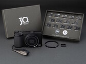 A Ricoh GR IV 30th Anniversary Edition Kit emlékértékű kiegészítőkkel és kitűzőkkel érkezik.