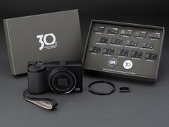A Ricoh GR IV 30th Anniversary Edition Kit emlékértékű kiegészítőkkel és kitűzőkkel érkezik.