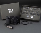 A Ricoh GR IV 30th Anniversary Edition Kit emlékértékű kiegészítőkkel és kitűzőkkel érkezik.