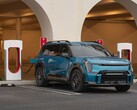 Egy Kia EV, amely a kompresszoros töltőt használja. A Tesla megnyitotta töltőhálózatát a Kia EV-k előtt Észak-Amerikában (Kép forrása: Kia)