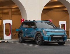 Egy Kia EV, amely a kompresszoros töltőt használja. A Tesla megnyitotta töltőhálózatát a Kia EV-k előtt Észak-Amerikában (Kép forrása: Kia)