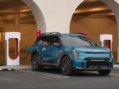 Egy Kia EV, amely a kompresszoros töltőt használja. A Tesla megnyitotta töltőhálózatát a Kia EV-k előtt Észak-Amerikában (Kép forrása: Kia)