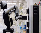 A Walker S2 robot saját akkumulátorát cseréli. (Kép forrása: UBTech/YT)