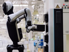 A Walker S2 robot saját akkumulátorát cseréli. (Kép forrása: UBTech/YT)