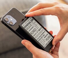 4,3 hüvelykes kijelzőjével az Xteink X4 Pro e-olvasó rendkívül kompakt.