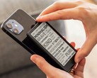 4,3 hüvelykes kijelzőjével az Xteink X4 Pro e-olvasó rendkívül kompakt.