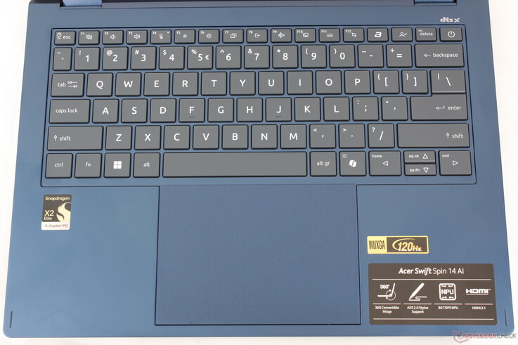 Nagyméretű (12.7 x 8.9 cm) clickpad lágy visszajelzéssel és halk kattogással