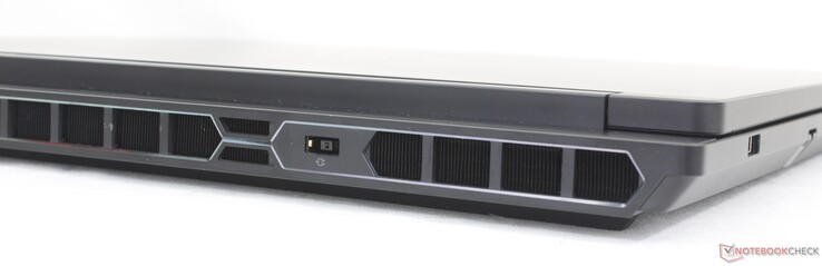 Hátul: HDMI 2.1, AC adapter