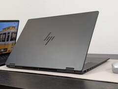 A HP OmniBook X Flip 16 sok mindent jól csinál a közvetlen versenytársaihoz képest (Kép forrása: Notebookcheck)