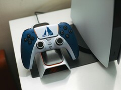 Egy egyedi, God of War-témájú DualSense kontroller egy töltődokkolóban, egy PlayStation 5 konzol előtt. (Kép forrása: FOX ^.ᆽ.^= ∫)