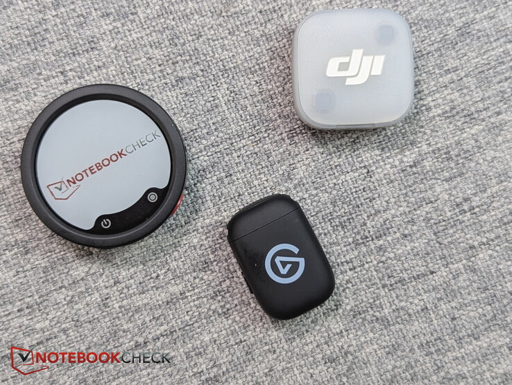 Alul: Elgato Wave Go (zsíros ujjlenyomattal); felül: DJI Mic Mini; balra: Insta360 Mic