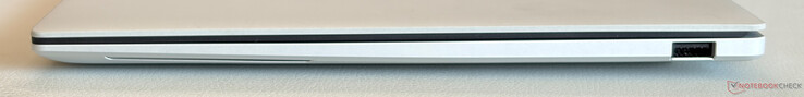 Jobb oldalon: USB-A 3.2 Gen 2 (10 Gbit/s)