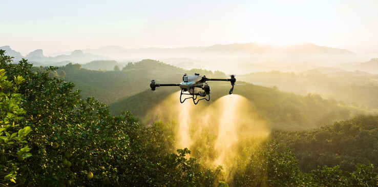 A DJI egyik mezőgazdasági drónja akcióban