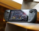 Egy Steam Deck egy asztalon ülve (Kép forrása: Petar via Unsplash; kivágva)