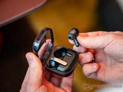 A Buds 4 Pro már előrendelhető. A képen: a fülhallgató fekete színváltozata.