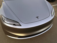 A 2026-os Model 3 az első lökhárító kamerájával és irányjelző szárral. (Kép forrása: Sawyer Merritt/X)