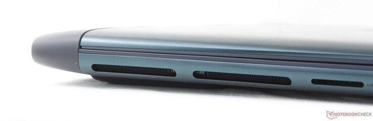 Balra: SD kártyaolvasó, 3,5 mm-es fejhallgató