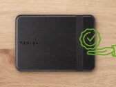 A Toshiba merevlemez rendkívül minimalista kialakítású, fekete színben kapható. 