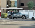 Egy Rivian R2 töltés egy Tesla szupertöltőnél (Kép forrása: Chrisediting on X)