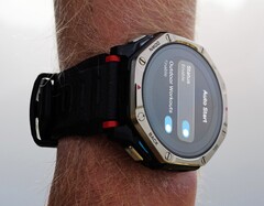 Az Amazfit T-Rex Dual Solar elöl és hátul is napelemekkel rendelkezik.