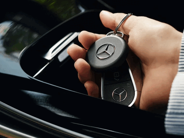 A Chipolo Loop Mercedes-Benz kiadás közepén egy Mercedes-logó található.