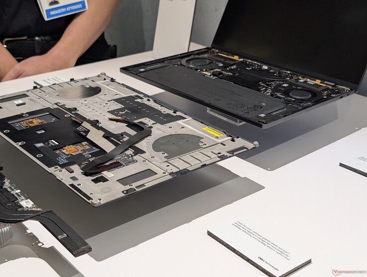 Vigyázzon, hogy ne sérüljön meg a billentyűzet szalagkábel, amikor a C fedelet leemeli a D fedeléről