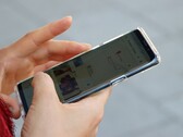Egy kéz tart egy Android okostelefont, amelyen egy térképalkalmazás látható.