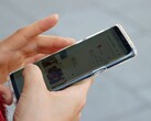 Egy kéz tart egy Android okostelefont, amelyen egy térképalkalmazás látható.