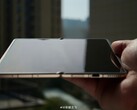 Honor fei Wang ügyvezető igazgató megosztotta a Honor Magic V6 összecsukható készülék valós képeit.