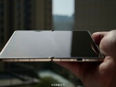 Honor fei Wang ügyvezető igazgató megosztotta a Honor Magic V6 összecsukható készülék valós képeit.