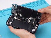 A Apple iPhone 16e viszonylag könnyen cserélhetővé teszi az akkumulátort és a hátlapot. (Kép forrása: REWA Technology)