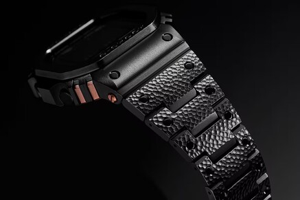 A tömör titánium karkötő ellenére a súlyt 112 grammra csökkentették (Kép forrása: Casio)