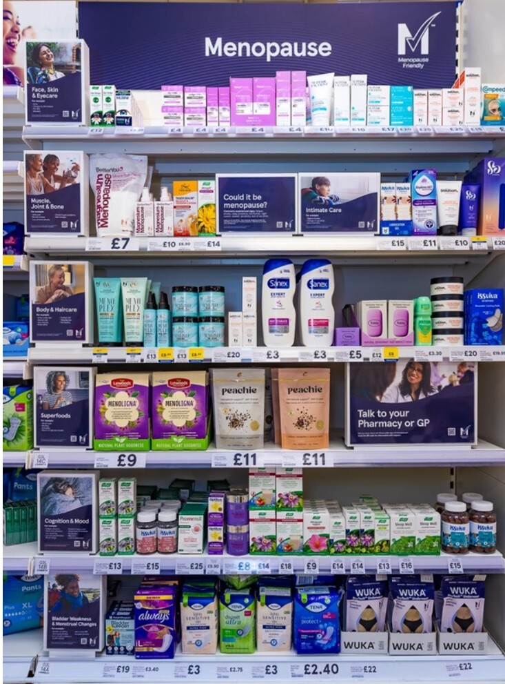 A Tesco áruházi menopauza-öbölben tünetspecifikus termékek és QR-kóddal összekapcsolt egészségügyi oktatás található a GenM-mel partnerségben (Kép forrása: Tesco plc)