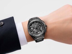 A Citizen Attesa CC4107-80H modell a csuklón viselve, teljes egészében fekete titán tokjával és integrált karkötőjével.