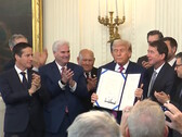 Trump elnök aláírja a GENIUS-törvényt, amely lehetővé teszi a stabilcoinok és a kibocsátók fokozott ellenőrzését. (Kép forrása: Fehér Ház)