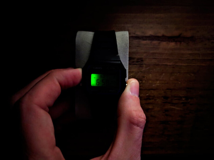 A Casio F-91W háttérvilágítása alig világítja meg az órajelet.