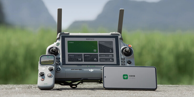 A DJI RC Mini AG az RC Plus 2 AG távirányító mellett. (Kép forrása: DJI)