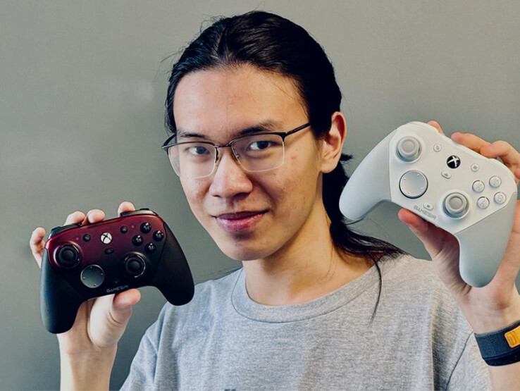 A GameSir vezérigazgatója a kezében mindkét GameSir G7 Pro megjelenési színével. (Kép forrása: GameSir)