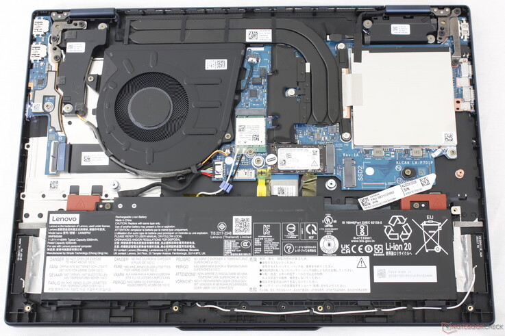 A szervizelés viszonylag egyszerű, mivel a két DDR5 SODIMM slot és a két PCIe4 x4 SSD slot könnyen hozzáférhető. Vegye figyelembe, hogy az egyik SSD-hely csak a rövidebb 2242-es meghajtókat támogatja.