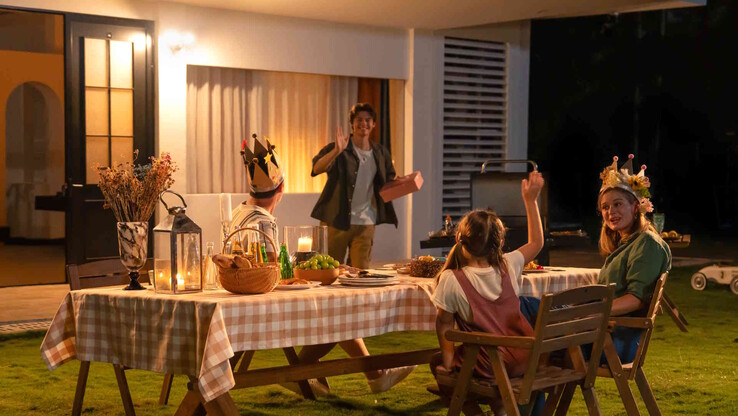 Nem magától értetődő: A világítás lehet meleg fehér, ami általában kellemesebb, mint a hideg fehér. (Kép forrása: Reolink)