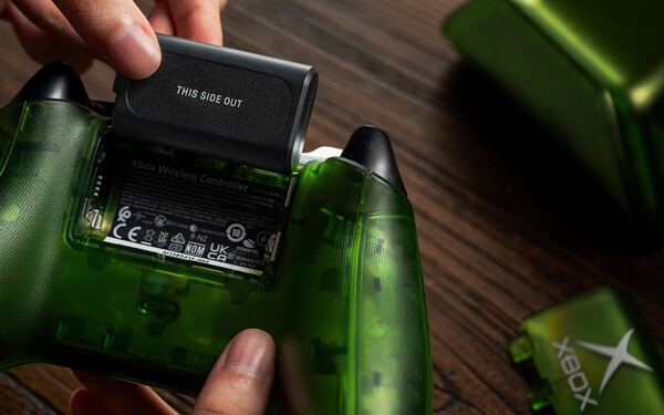 A töltőállványhoz tartozik egy vezeték nélküli újratölthető akkumulátor az Xbox-vezérlőhöz.