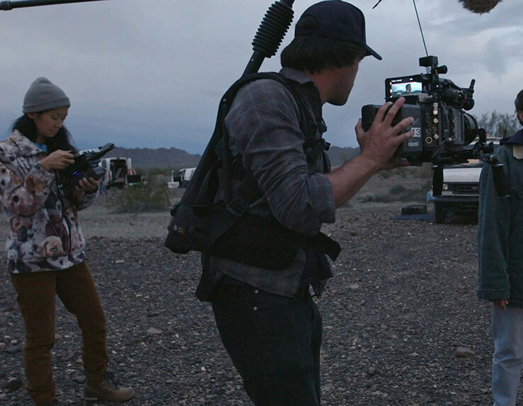 Chloé Zhao a Nomadland forgatásán (Kép forrása: IndieWire )