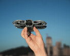 A DJI Neo 2 (a képen) előrefelé irányuló LiDAR-t kap a mélységtérképezéshez és a lefelé történő pozicionáláshoz. (Kép forrása: DJI)