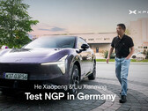Tesztelés München városi forgalmában: He Xiaopeng, az Xpeng vezérigazgatója bemutatja az új Next Generation Pilot (NGP) rendszert az Xpeng L03-ban.