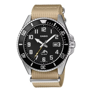Casio Duro MDV106C-9AV búváróra fekete számlappal, markáns arab számokkal, fekete lünettával, rozsdamentes acél tokkal, homokszínű szövetszíjjal és hozzá illő sárga másodpercmutatóval.