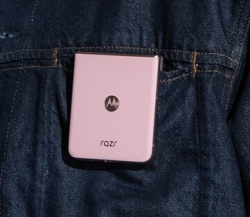 Motorola Razr 2025 Pantone Parfait Pink színben. (Kép forrása: Motorola)